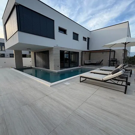 Niko Deluxe Otok Vila