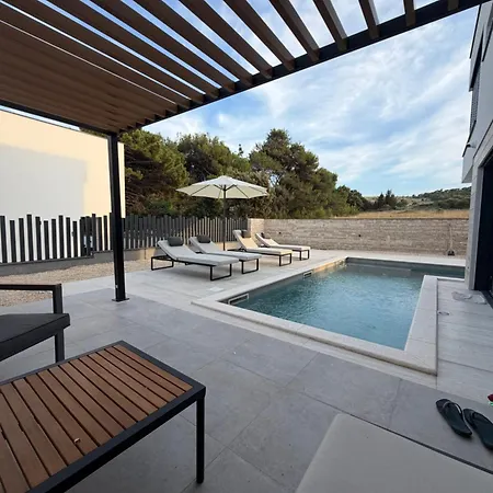 Niko Deluxe Otok Villa
